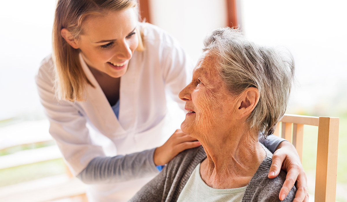 Notfallversorgung einer älteren Dame durch eine Pflegefachkraft